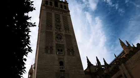 Vista de la cara norte de la Giralda, orientada a la calle Cardenal Amigo Vallejo. ALFREDO GUARDIA-EP