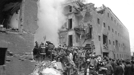 Fotografía tomada en 1987 en la casa cuartel de la Guardia Civil en Zaragoza tras un atentado de ETA