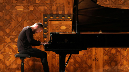 Igor Levit, junto a su piano, ha pisado recientemente el escenario del Auditorio Nacional