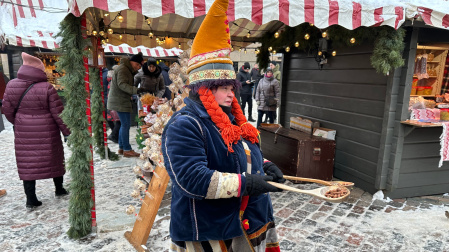 Un mercado de invierno en la ciudad de Riga