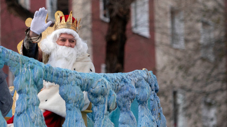 Un Rey saluda en la Cabalgata de Reyes 