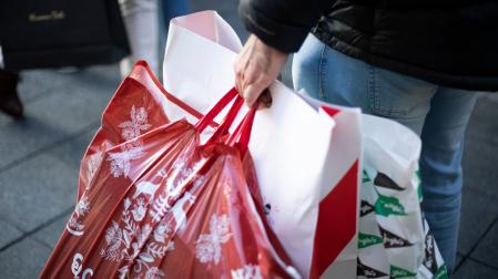 Varias personas con bolsas de la compra en una calle céntrica. A 04 de enero de 2023, en Sevilla (Andalucía, España). El presidente de Comercio Andalucía, Rafael Bados, ha destacado este miércoles "lo complicado" que ha sido el 2022 para el sector, aunque, no obstante, fue "más positivo que el anterior", y deja buen sabor de boca para una conseguir rematar una buena campaña de Navidad y unas rebajas de invierno.04 ENERO 2023María José López / Europa Press04/01/2023