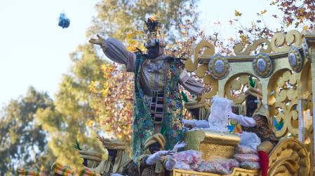 Detalle del Rey Baltasar durante la cabalgata de SSMM Los Reyes Magos, a 5 de enero de 2023 en Sevilla (Andalucía, España). El Ateneo de Sevilla, pone en las calles de Sevilla, la tradicional cabalgata de SSMM Los Reyes Magos. Una cabalgata que recupera su itinerario tradicional tras la pandemia del Covid-19.05 ENERO 2023Joaquin Corchero / Europa Press05/01/2023