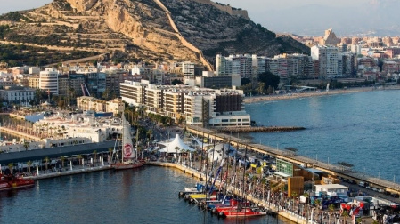 Imagen del Puerto de Alicante con la ciudad al fondo