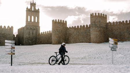 Exterior de la muralla en la ciudad de Ávila cubierta por la nieve caída durante la madrugada de este miércoles. La borrasca Fien continúa este miércoles dejando a prácticamente toda España con avisos por nevadas.