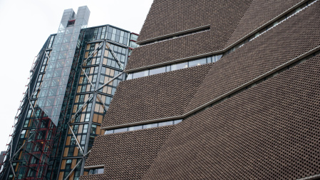 A la izquierda, el edificio de viviendas desde el que se presentó la querella contra la Tate Modern, a la derecha, por invasión de la privacidad