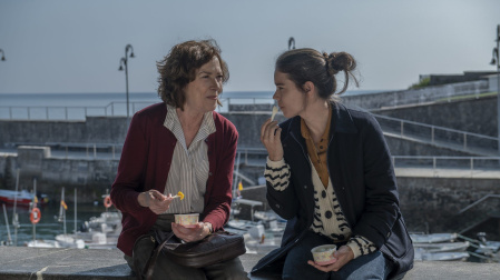 Susi Sánchez y Laia Costa en "Cinco lobitos"