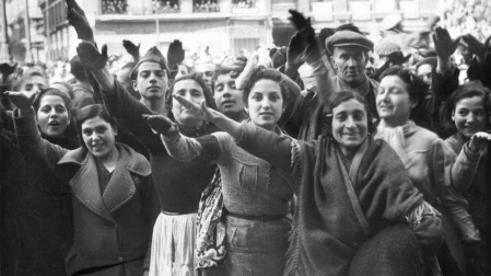 Población saludando a las tropas en tiempos de la guerra civil española