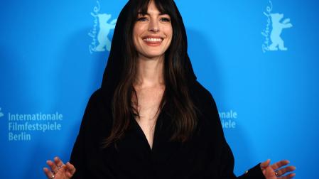 Anne Hathaway durante el arranque del Festival de Berlín 2023