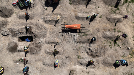 Fosas de civiles en Bucha, ciudad donde los rusos asesinaron civiles