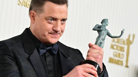 Brendan Fraser recogiendo su premio del Sindicato de Actores