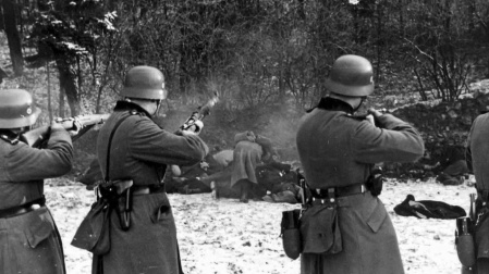  Miembros del Heer, el ejército de la Wehrmacht, ejecutan a 56 judíos cerca de Cracovia