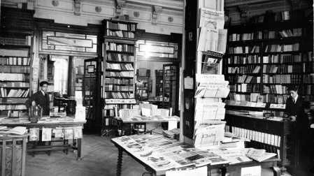 INTERIOR DE LA LIBRERIA CASA DEL LIBRO EN 1923 