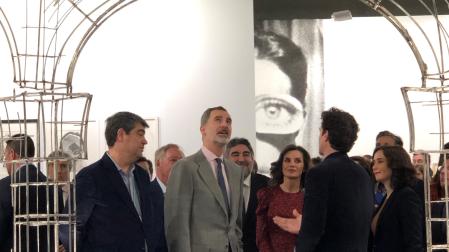 Los Reyes de España visitan 'Lost Penn Station l', en la inauguración de ARCO 2020.    