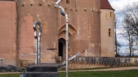 Fragment d'hier. Hormigón negro y acero inoxidable. Château d'Ainay le Vieil 2023. 