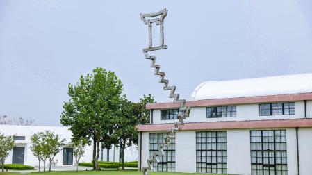 Ever Time Gate', Shanghái, China 2021. Estructura de 10 metros de alto en acero votada entre las tres mejores obras monumentales de la ciudad. 