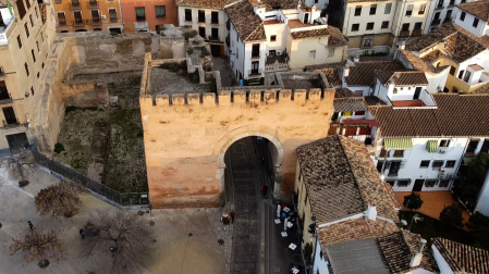 Vista aérea de la Puerta de Elvira (Bab Ilbira), uno de los accesos principales de Granada en época nazarí