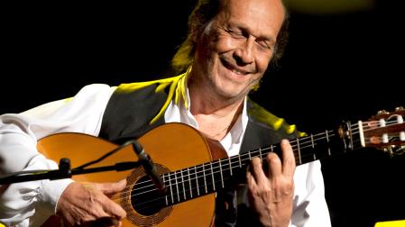 VIT06. VITORIA, 17/07/2010.- El guitarrista Paco de Lucia, durante su actuación en la última noche de la 34 edición del Festival de Jazz de Vitoria. 