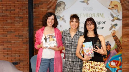 Patricia García, a la izquierda, la periodista María Gómez y Mónica Rodríguez, durante la entrega del premios SM de literatura infantil y juvenil