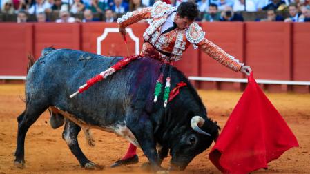 El diestro Daniel Luque durante la faena a su segundo toro, de la ganadería de La Quinta, al que cortó una oreja en la decimocuarta corrida de abono de la Feria de Abril esta tarde en la Real Maestranza de Sevilla.