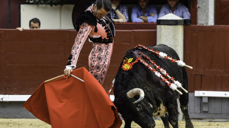 El diestro Uceda Leal torea durante la tradicional Corrida Goyesca del 2 de mayo, este martes en la Plaza de Toros de Las Ventas, en Madrid.