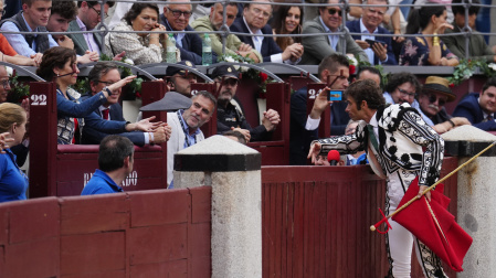 El diestro Fernando Robleño (d) entrega su capote a la presidenta de la Comunidad de Madrid, Isabel Díaz Ayuso (i), durante la tradicional Corrida Goyesca del 2 de mayo, este martes en la Plaza de Toros de Las Ventas, en Madrid. 