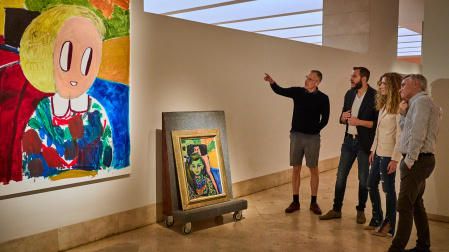 El artista alemán André Butzer, junto a Borja Thyssen, Blanca Cuesta y Guillermo Solana, director artístico del museo, observan la obra del alemán inspirada en el cuadro «Fränzi ante una silla tallada» de Ernst Ludwig Kirchner