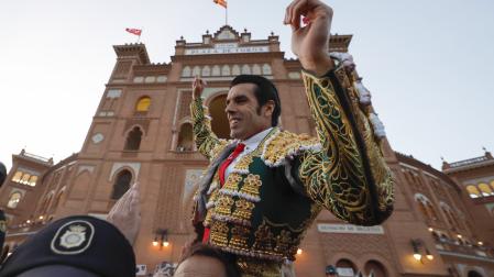 MADRID, 11/05/2023.- El diestro Emilio de Justo sale a hombros por la puerta grande tras el segundo festejo de la Feria de San Isidro, con reses de Garcigrande, este jueves en la Monumental de Las Ventas, en Madrid. EFE/ Juanjo Martín