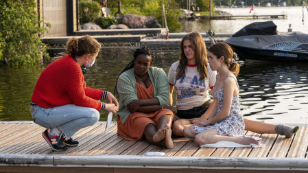 Mary Nighy (izda.) junto a Wunmi Mosaku, Kaniehtiio Horn y Anna Kendrick en "Alice, cariño"