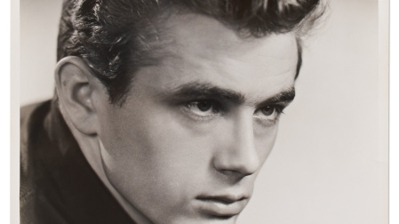 Foto en primer plano de James Dean tomada por Talbot Studios