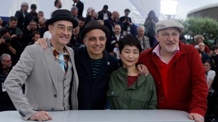 Desde la derecha, Benoit Feroumont, Yuko Harami, Pablo Berger y José Luis Agreda, equipo de «Robot Dreams», en Cannes