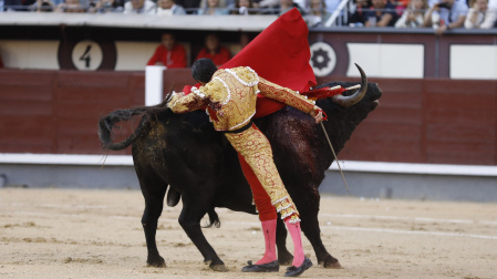 El diestro extremeño Emilio de Justo durante el decimocuarto festejo de la Feria de San Isidro 2023.