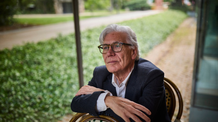 El poeta y escritor Iñaki Ezkerra, minutos antes de la presentación de su nuevo libro ayer, en la Biblioteca Eugenio Trías © Alberto R. Roldán / Diario La Razon.