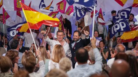 El líder del PP, Alberto Núñez Feijóo junto al candidato por Castilla La Mancha, Paco Núñez en un acto de campaña en Albacete.