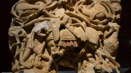 Capitel románico de la iglesia de Santa Cecilia de Aguilar de Campoo (Palencia), decoradoi con la efigie de un caballero completamente armado y dispuesto a alancear a un objetivo que no podemos ver