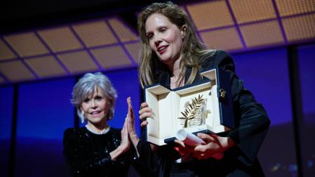 Justine Triet (con la  Palma de Oro) y Jane Fonda, en la gala de Cannes