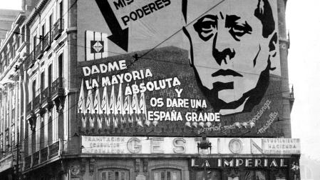 ELECCIONES SEGUNDA REPÚBLICA ESPAÑOLA: Madrid, febrero 1936.- Monumental cartel electoral con la efigie de Gil Robles, colocado en una de las fachadas de la Puerta del Sol