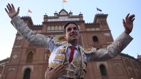 El diestro Fernando Adrián sale por la puerta grande a la finalización de la corrida celebrada hoy miércoles en la plaza de toros de Las Ventas, en Madrid. 