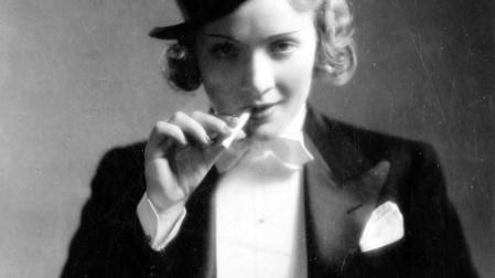 Marlene Dietrich, una mujer de los pies a la cabeza con traje de hombre. Esta foto supuso un escándalo 