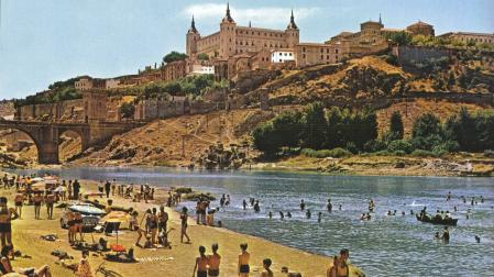 personas bañándose en Toledo en el río Tajo en una imagen de 1965