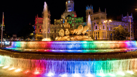 La Fuente y el  Palacio de Cibeles de Madrid iluminados durante la Semana del Orgullo