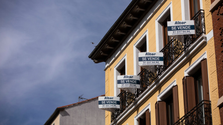 Pisos con carteles de se vende en el centro de Madrid.