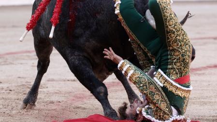 Robleño, cogido y herido por el primer Escolar en Pamplona