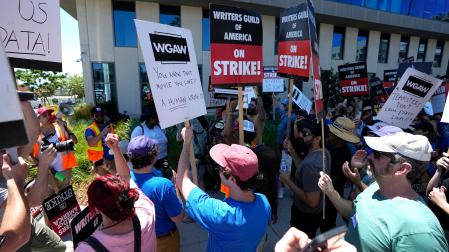 Los manifestantes en huelga en Hollywood