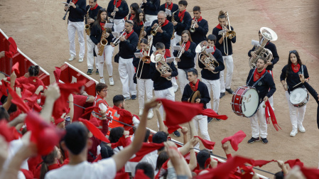 Los pamploneses agitan el pañuelo en el último encierro de San Fermín