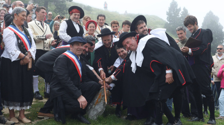 Los alcaldes de Roncal y Beretous colocan sus manos sobre la Piedra de San Martín.