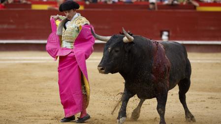 El diestro, Paco Ramos, durante un quite al segundo astado de Robleño, Florido, durante la última corrida de toros de la Feria de Julio, con reses de Miura y en la que han compartido cartel con Jesús Chover. 