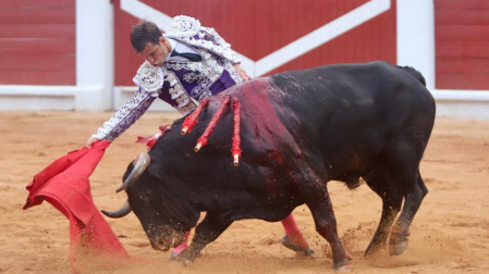 Juli hace historia al indultar el primer toro en sus 135 años de historia (curiosa encerrona)