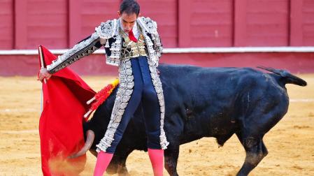 Valiente pase por la espalda de Fortes