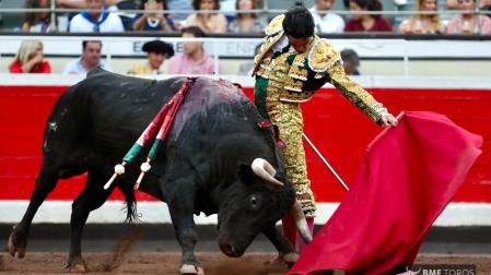 El temple de Mario Navas salva in extremis la deslucida novillada de la feria